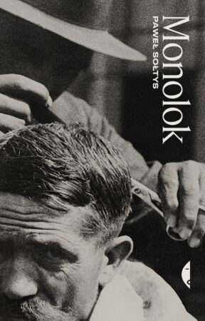 czarno-biała okładka książki przedstawia mężczyznę strzyżonego przez fryzjera w kapeluszu