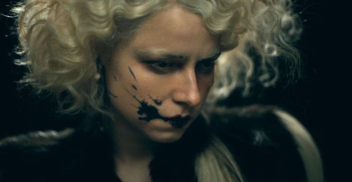 kadr z filmu przedstawia główną bohaterkę z rozmazanym na twarzy atramentem