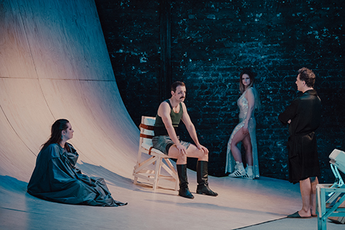 fotos ze spektaklu z aktorami siedzącymi na scenie