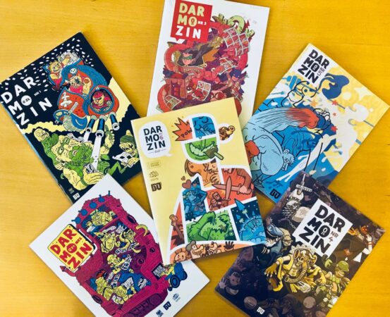 okładki Darmozinów leżących na stole