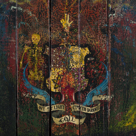 Okładka albumu „Love's Secret Domain” zespołu Coil. Na ciemnych drewnianych deskach znajduje się kolaż złoto-brązowych symboli i przedmiotów. Widoczne są m.in. uskrzydlony penis, plemnik, pentagram, korona cierniowa, pigułki, Oko Horusa oraz napis „Out of Light Cometh Darkness”.