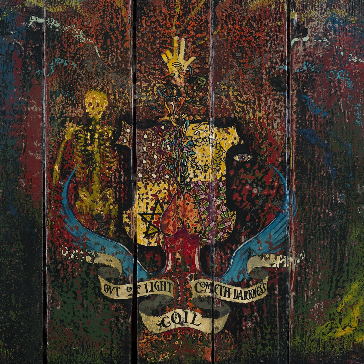 Okładka albumu „Love's Secret Domain” zespołu Coil. Na ciemnych drewnianych deskach znajduje się kolaż złoto-brązowych symboli i przedmiotów. Widoczne są m.in. uskrzydlony penis, plemnik, pentagram, korona cierniowa, pigułki, Oko Horusa oraz napis „Out of Light Cometh Darkness”.